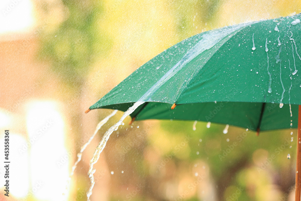 户外雨滴下撑伞