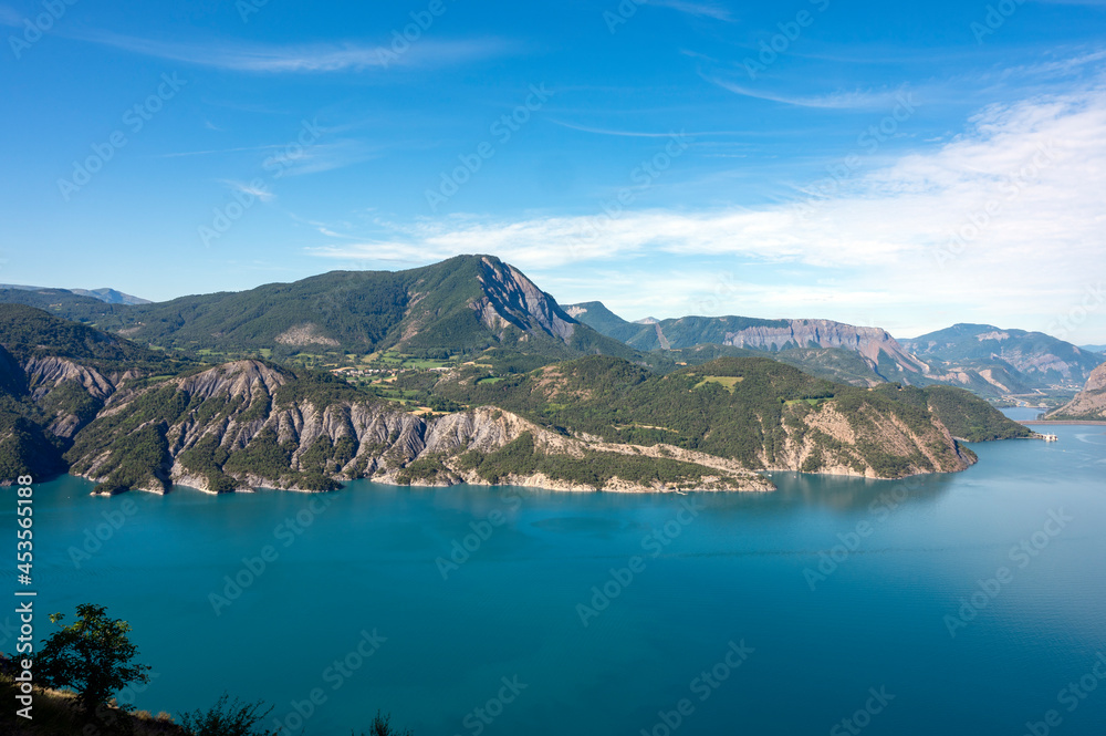 Paysage du lac de Serre-Ponçon entouré de montagne autour du village de Le Sauze-du-Lac dans le dépa