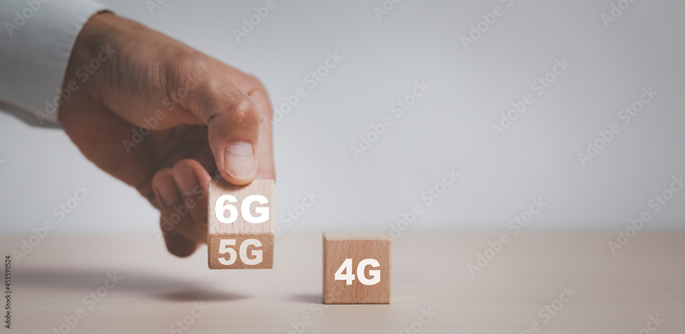 商人手工将木块立方体符号从5G改为6G通信和6G概念。美轮美奂