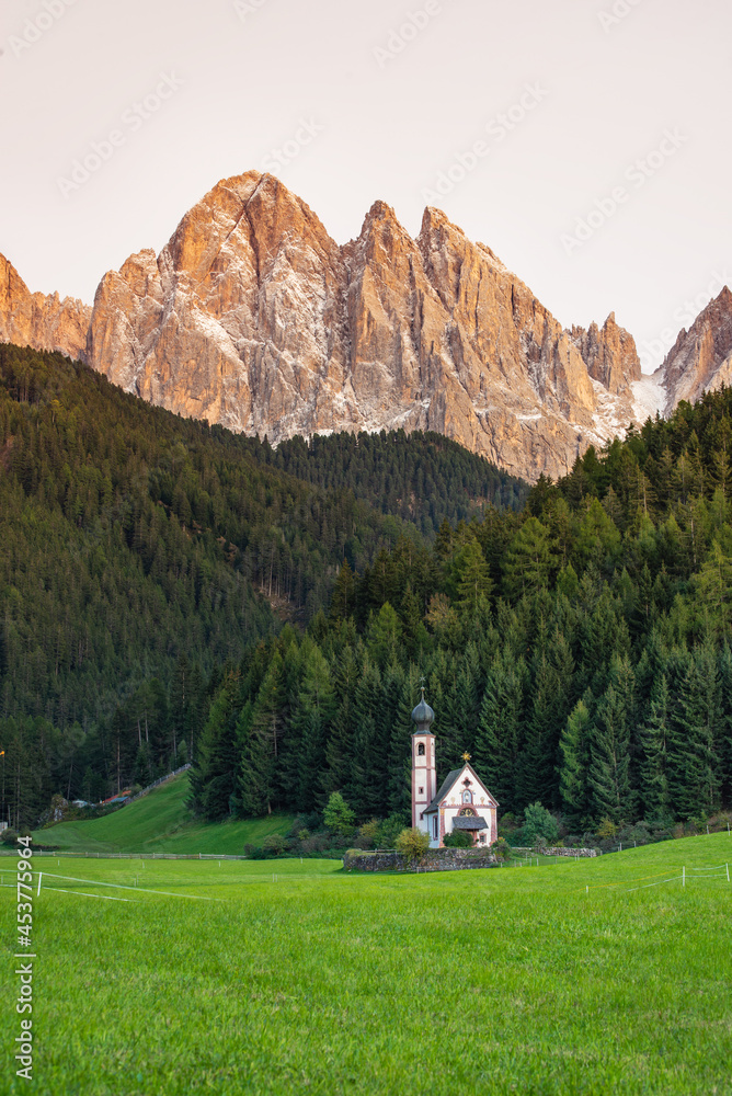 Santa Maddalena，Val di Funes，意大利。意大利最受欢迎的地方。夏季的古典景观