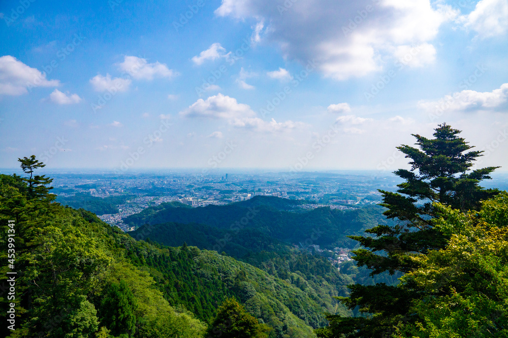 高尾山駅からの絶景　夏の自然風景