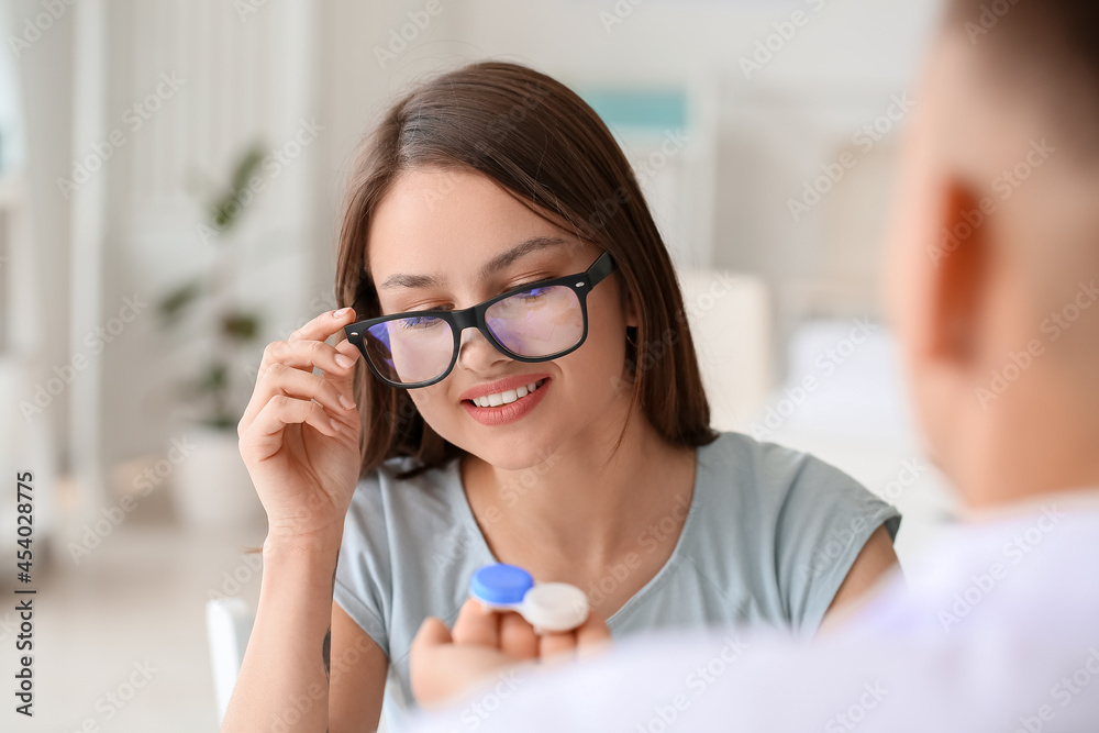 眼科医生办公室戴隐形眼镜的年轻女性