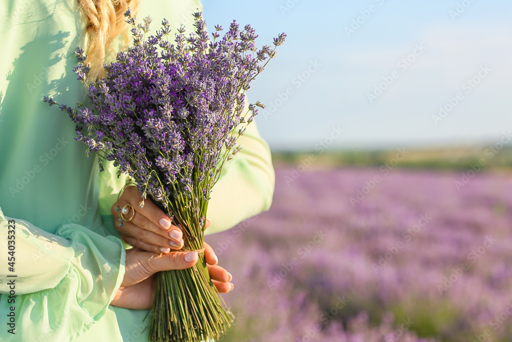 薰衣草地里美丽的年轻女人