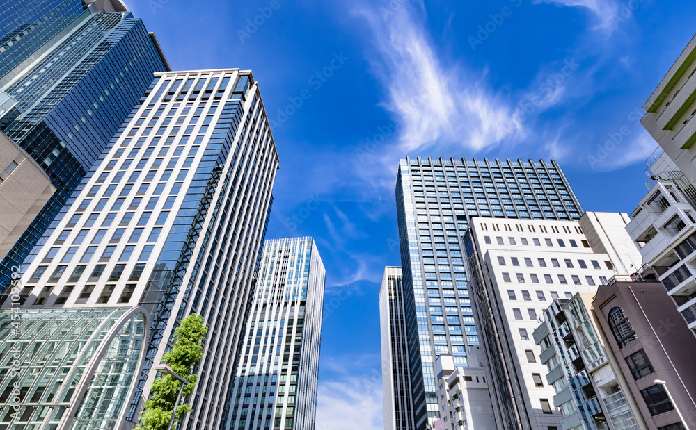 爽やかな朝の光に照らされた東京のビル群