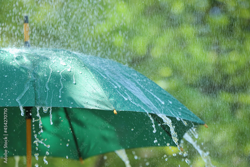 户外雨滴下打开雨伞