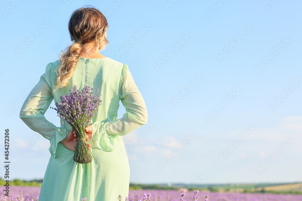 薰衣草地里美丽的年轻女人