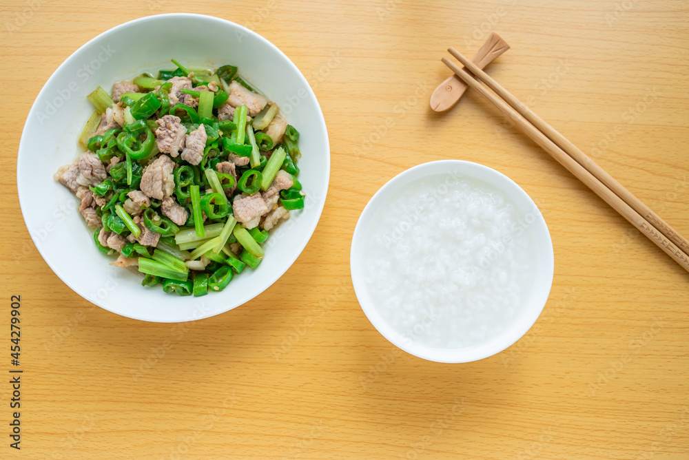 夏季开胃菜食谱辣椒炒猪肉白粥