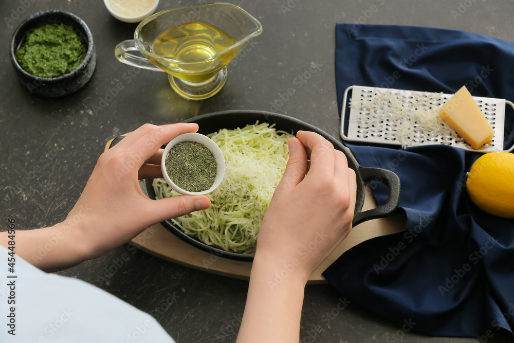 女人在餐桌上烹饪美味的香蒜意大利面