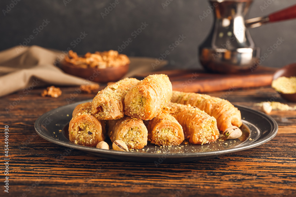 木质背景上有美味的baklava的盘子