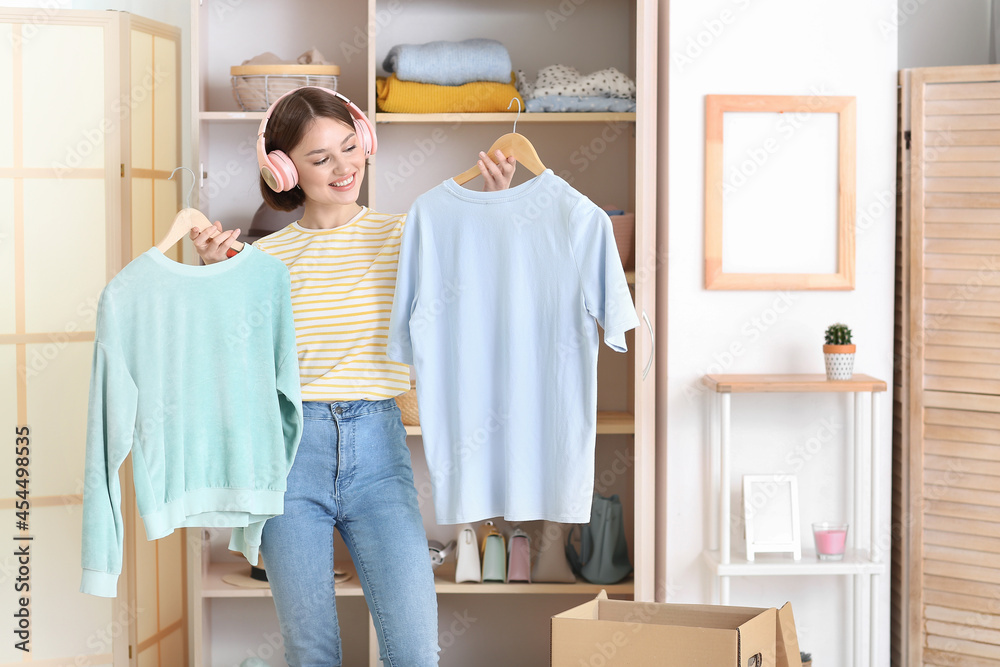 更衣室里穿着衣服的年轻女人