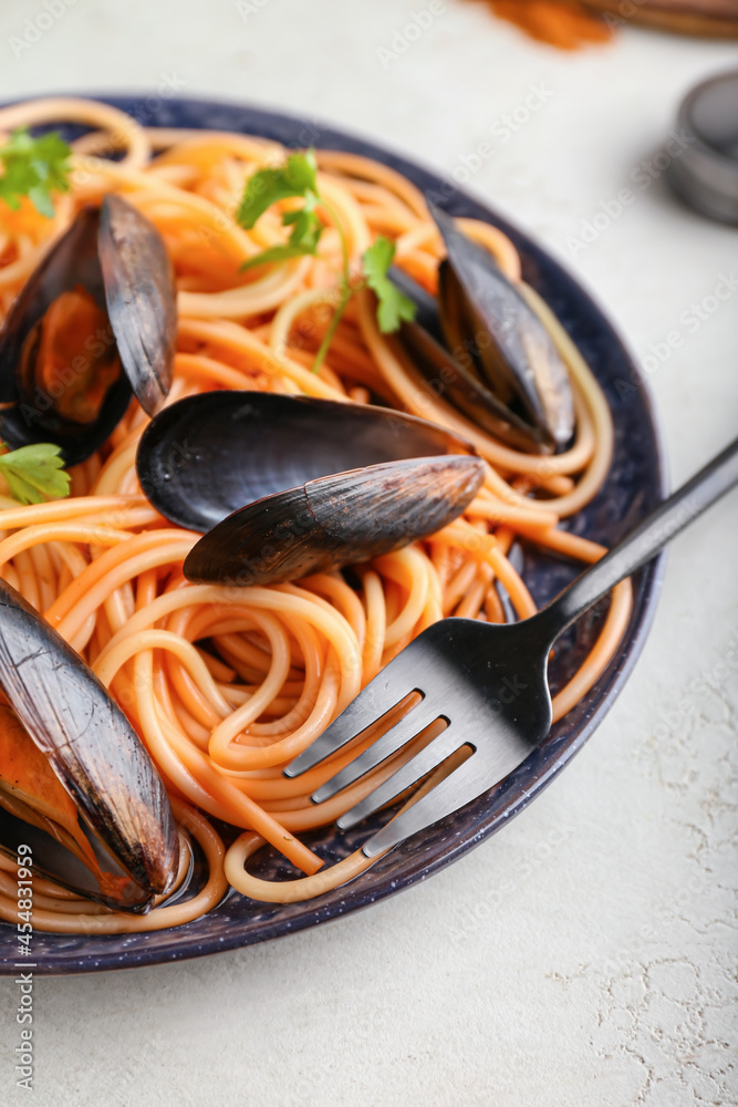 一盘美味的Mussels Marinara配意大利面，背景为浅色，特写