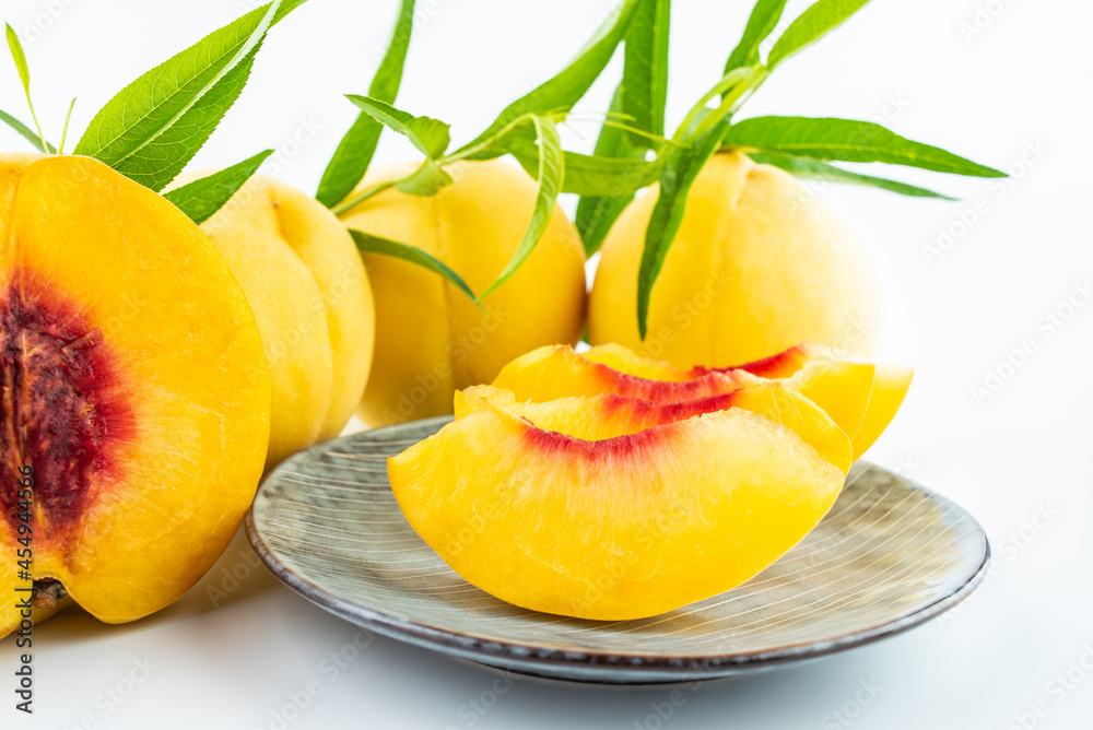 Red heart yellow peach, a specialty fruit in Yanling, Hunan, China