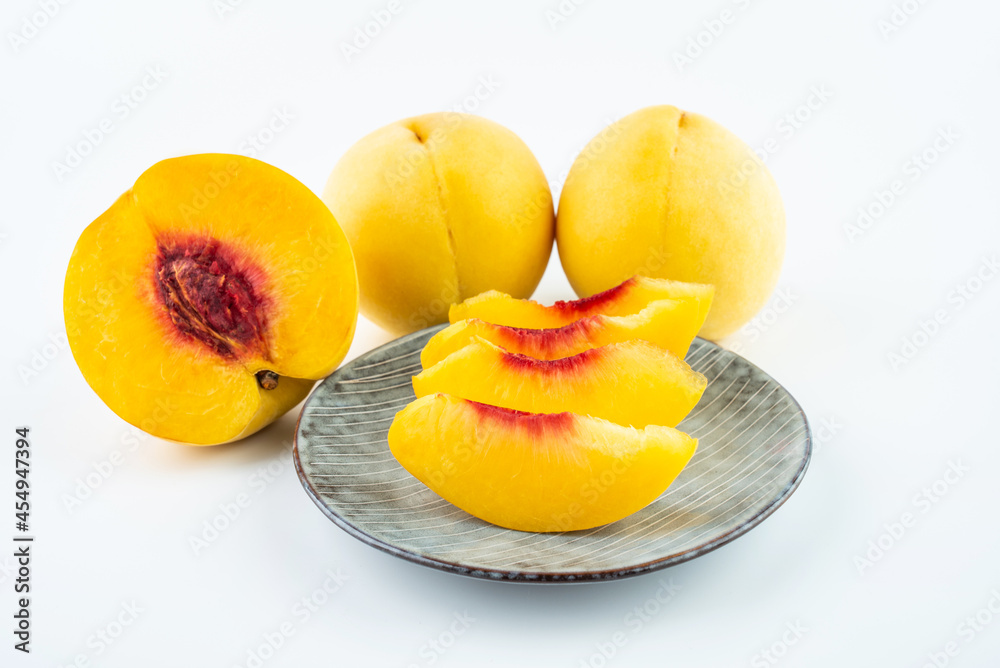 Red heart yellow peach, a specialty fruit in Yanling, Hunan, China