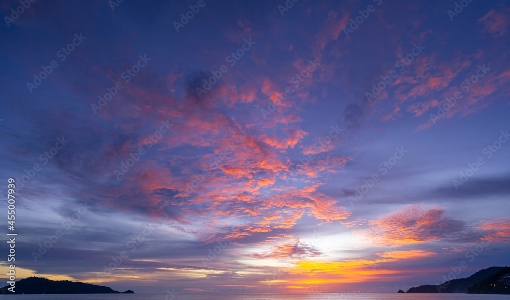 令人惊叹的美丽自然之光日落或日出背景下的戏剧性天空海景。