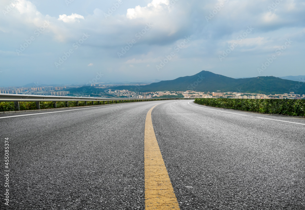 室外公路弯道与城市景观