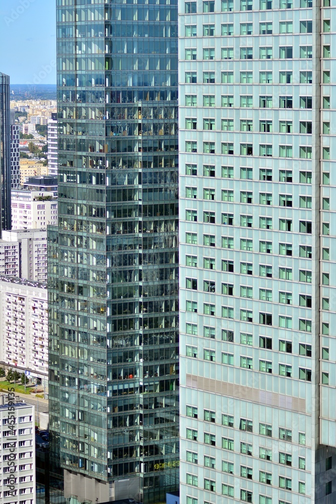 从柏油路看城市的空中城市景观