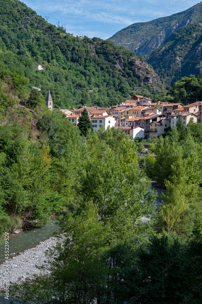 Paysage de montagne dans la vallée de la Tinée dans les Alpes-Maritimes en france en été autour du v