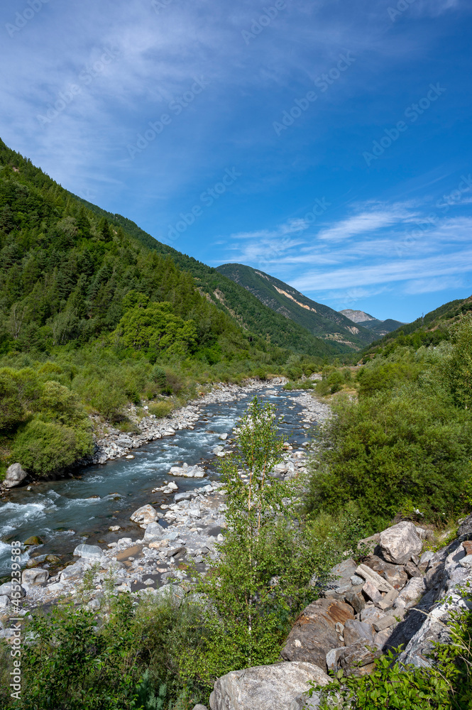 Paysage de montagne dans la vallée de la Tinée dans les Alpes-Maritimes en france en été