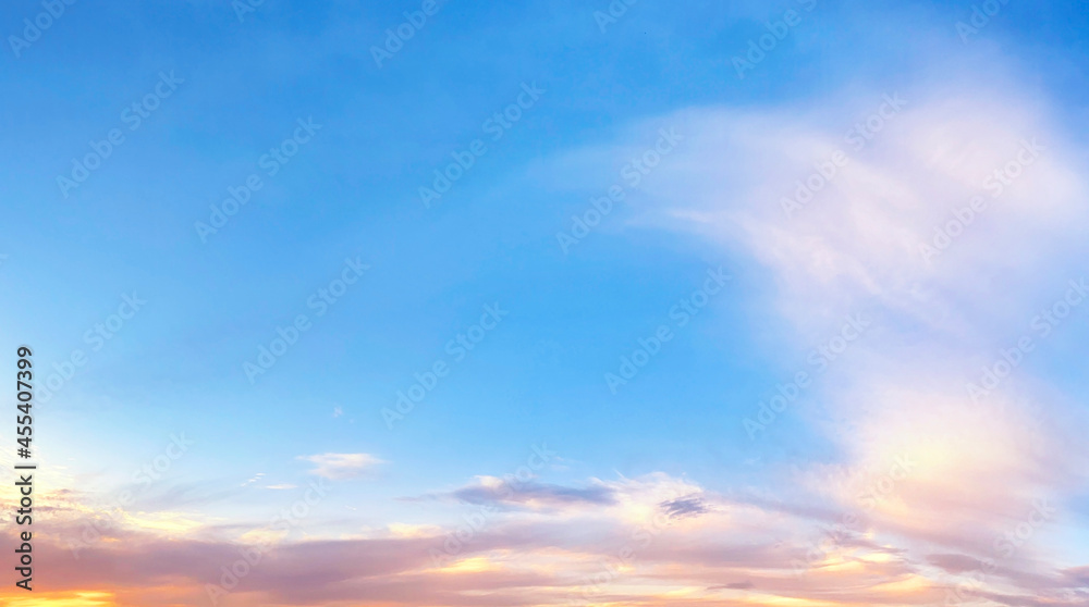 蓝色和橙色夜空全景