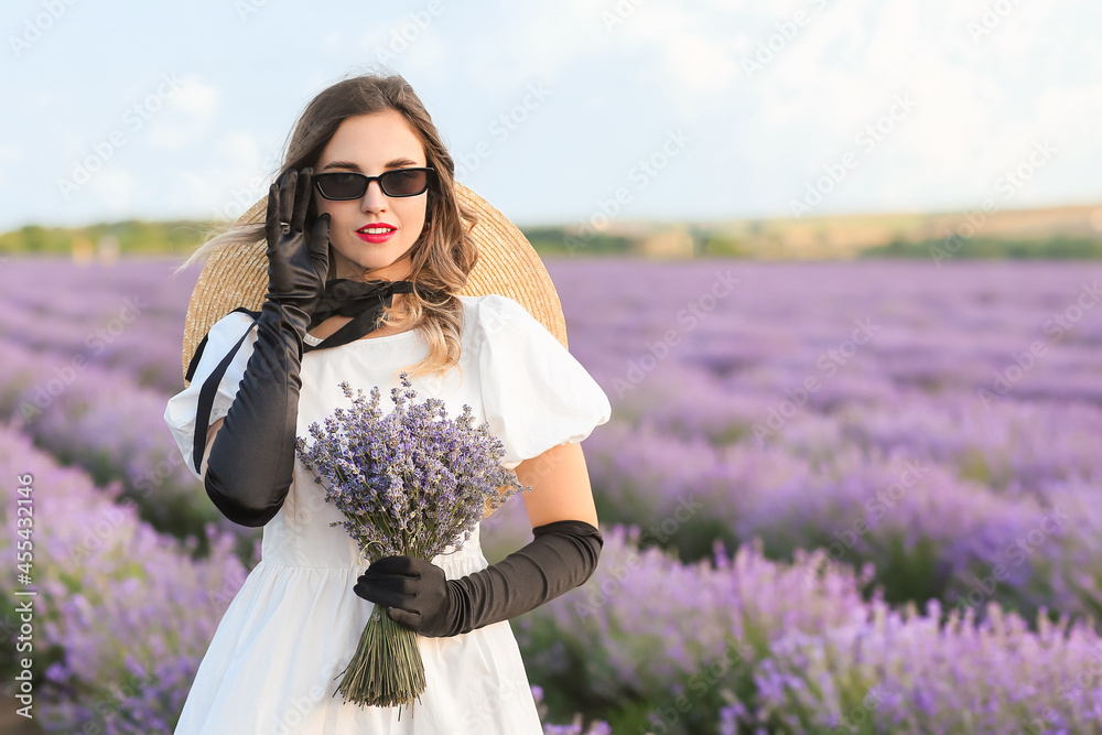 薰衣草地里美丽的年轻女人