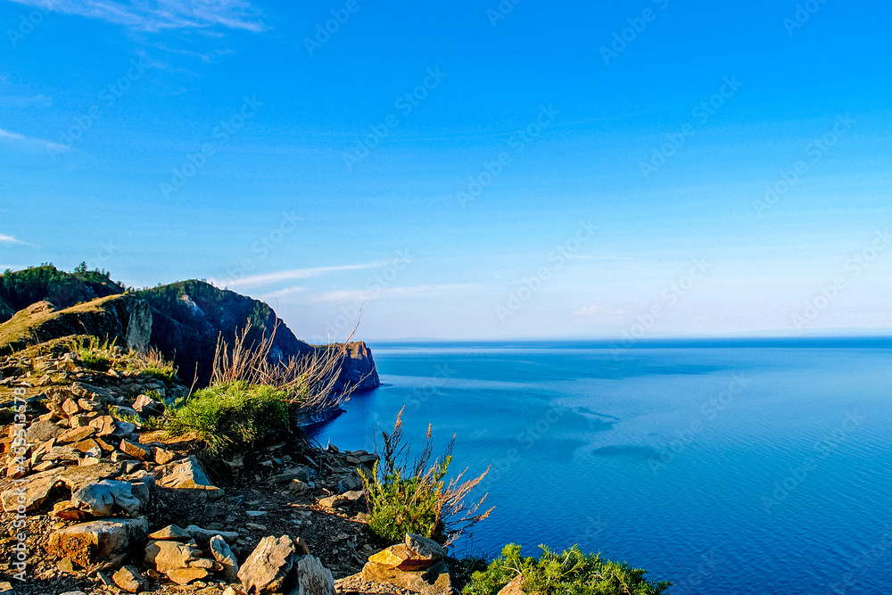 贝加尔湖夏季景观，从悬崖上看，俄罗斯