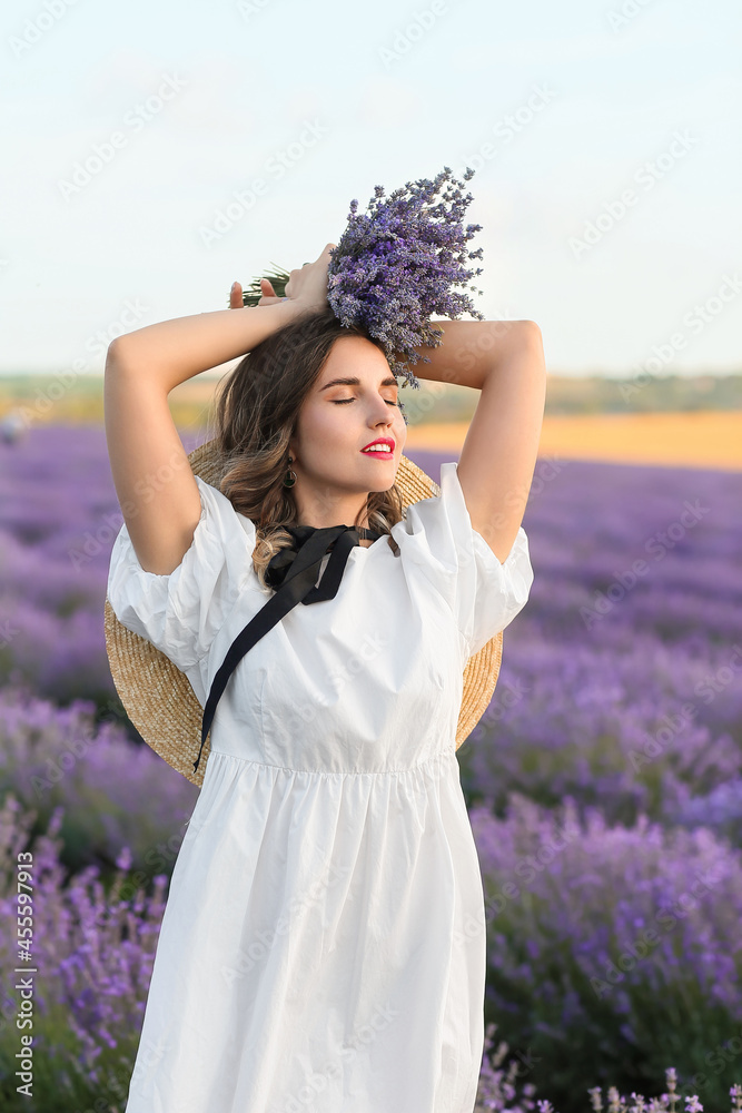 薰衣草地里美丽的年轻女人