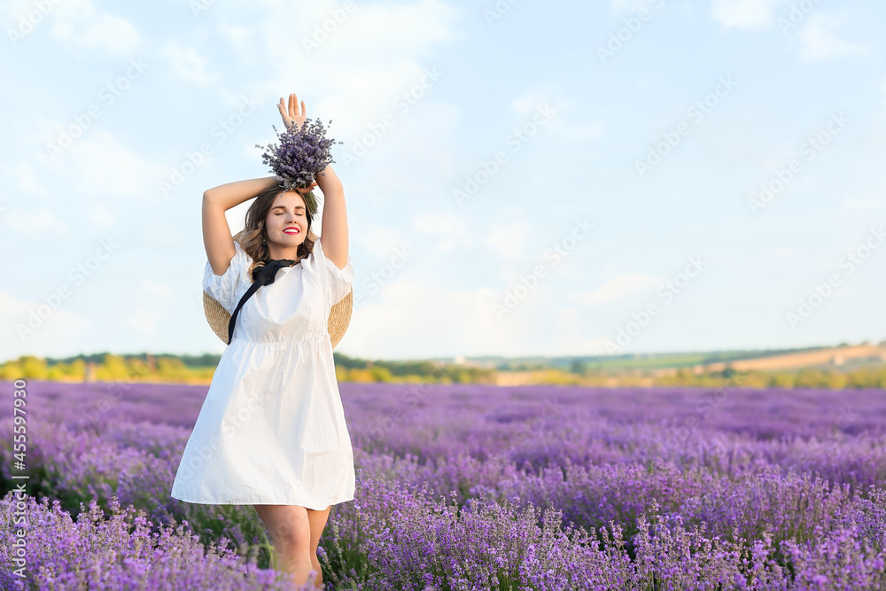 薰衣草地里美丽的年轻女人