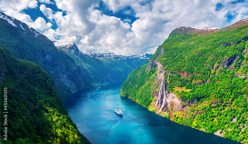 盖伊附近Sunnylvsfjorden峡湾和著名的七姐妹瀑布的壮丽景色全景