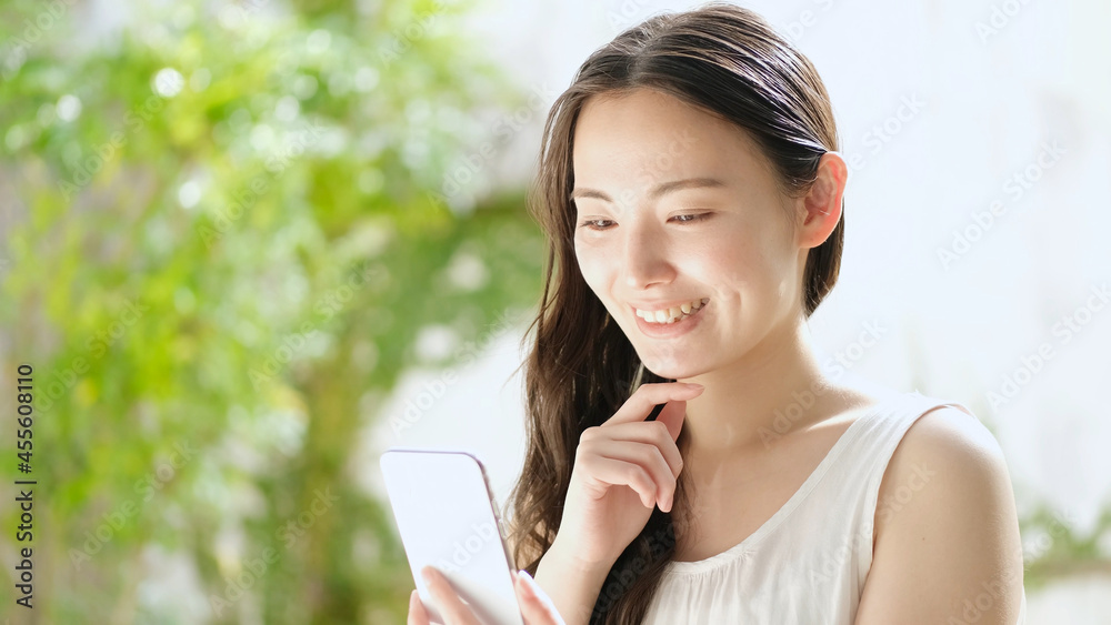 スマートフォンを使う綺麗な女性