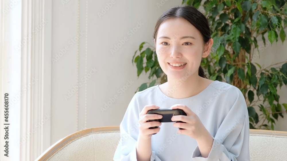 テレビゲームをプレイする女性