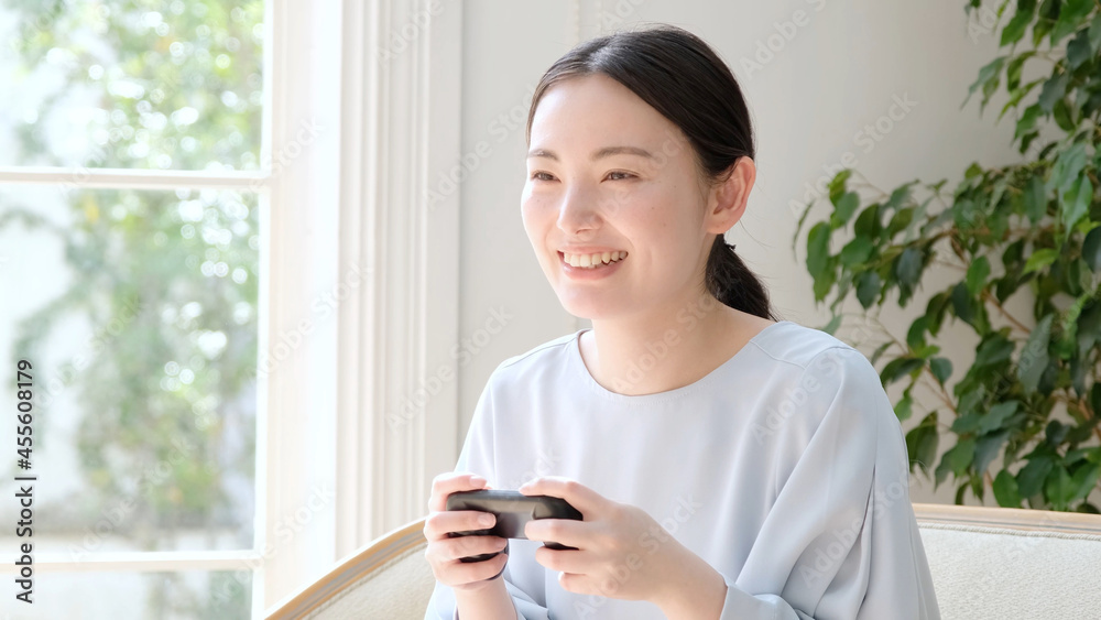 テレビゲームをプレイする女性