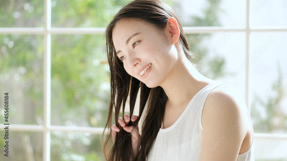 女性　ヘアケア　ロングヘア