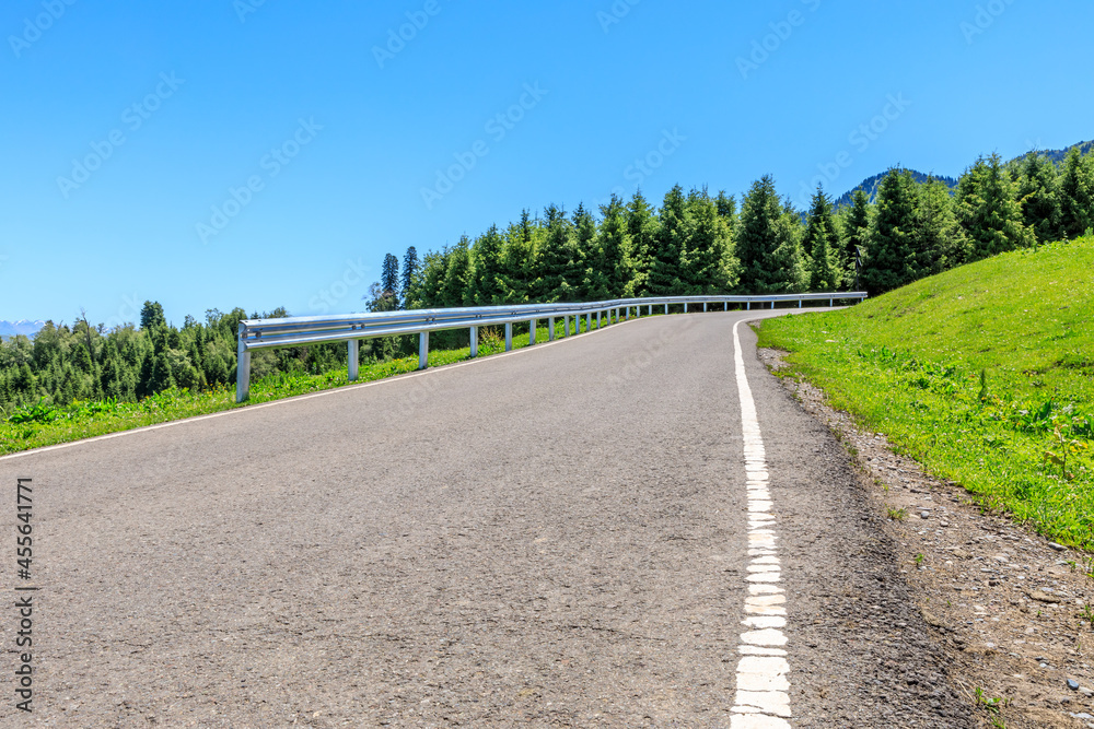 具有山地自然景观的乡村道路和绿色森林。