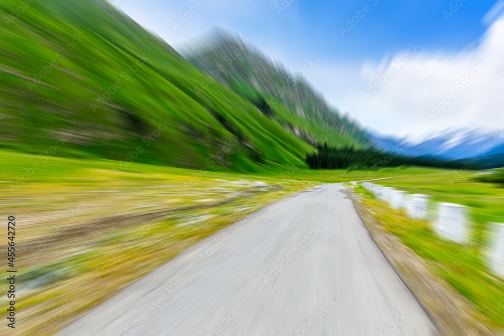 运动模糊的道路和山区自然景观。