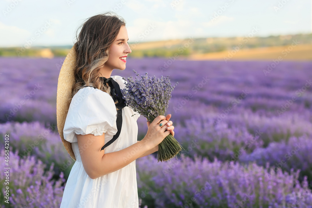 薰衣草地里美丽的年轻女人