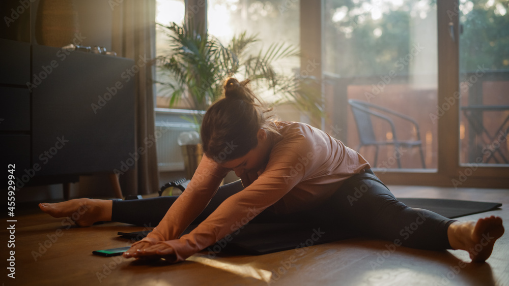 美丽的女孩在家里做健身运动。真正的华丽的大码女人在做健身，哈