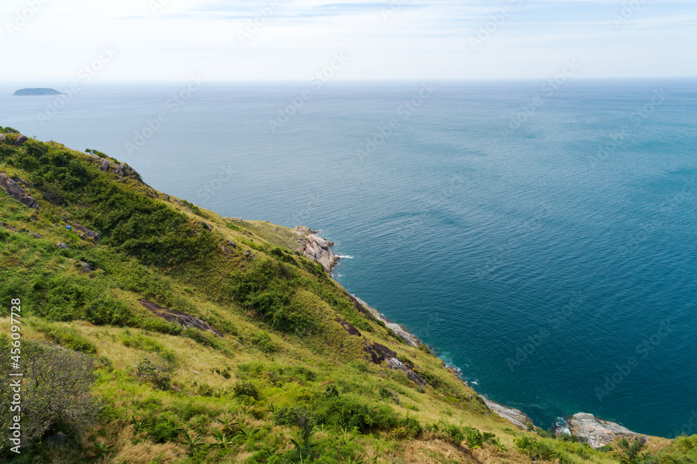 泰国普吉岛海岸和高山上海浪拍打的热带海洋高角度视图