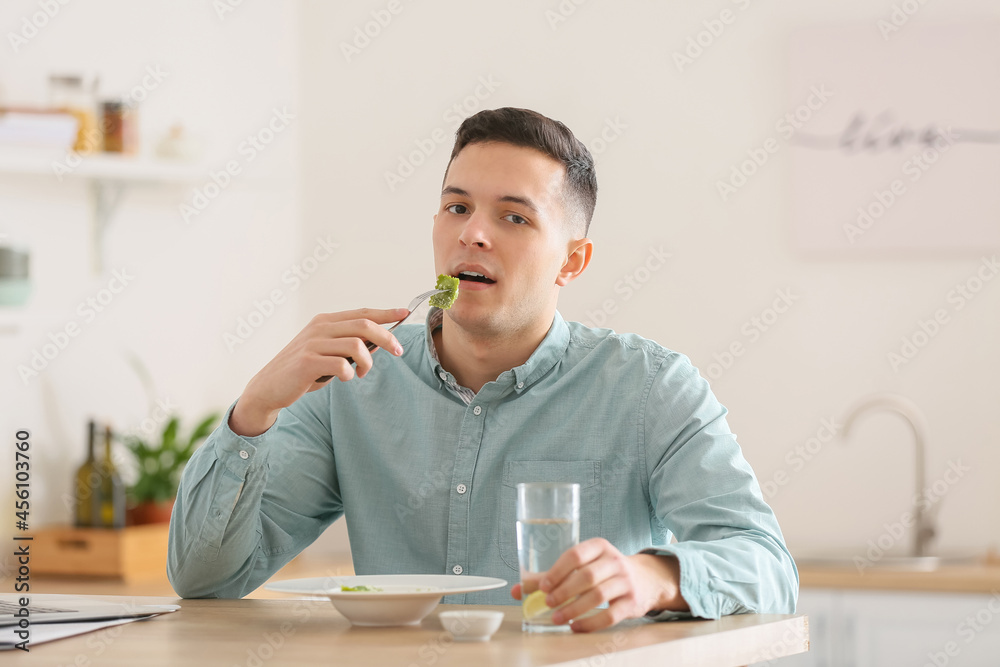 年轻人在家吃美味的饺子