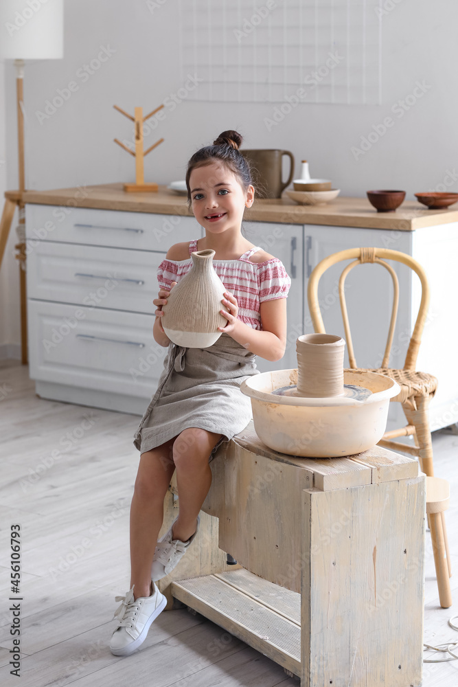 家里有陶瓷花瓶的小女孩