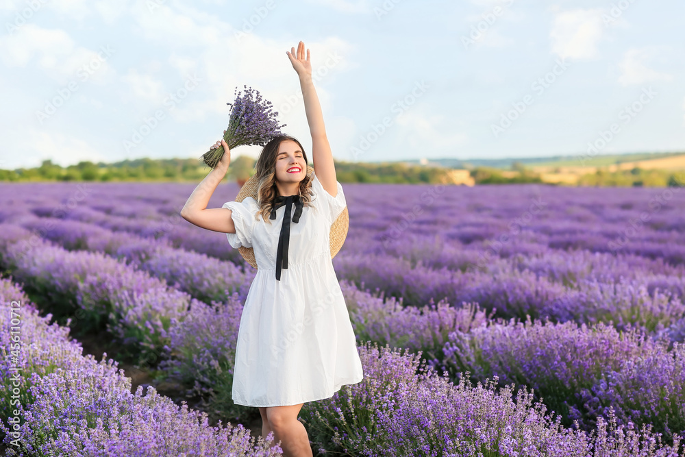 薰衣草地里美丽的年轻女人