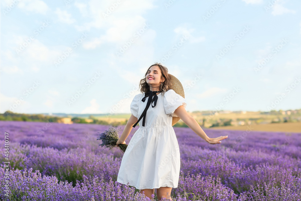 薰衣草地里美丽的年轻女人