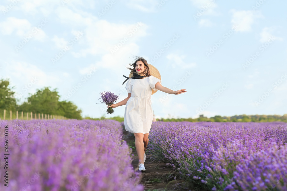 薰衣草地里美丽的年轻女人