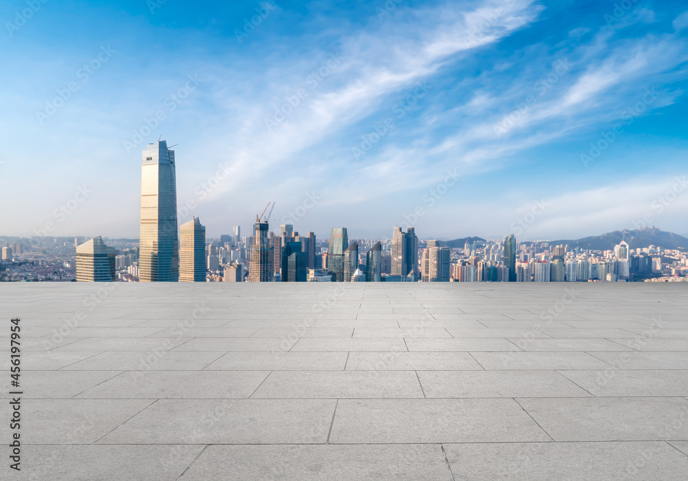 广场地砖与城市建筑背景