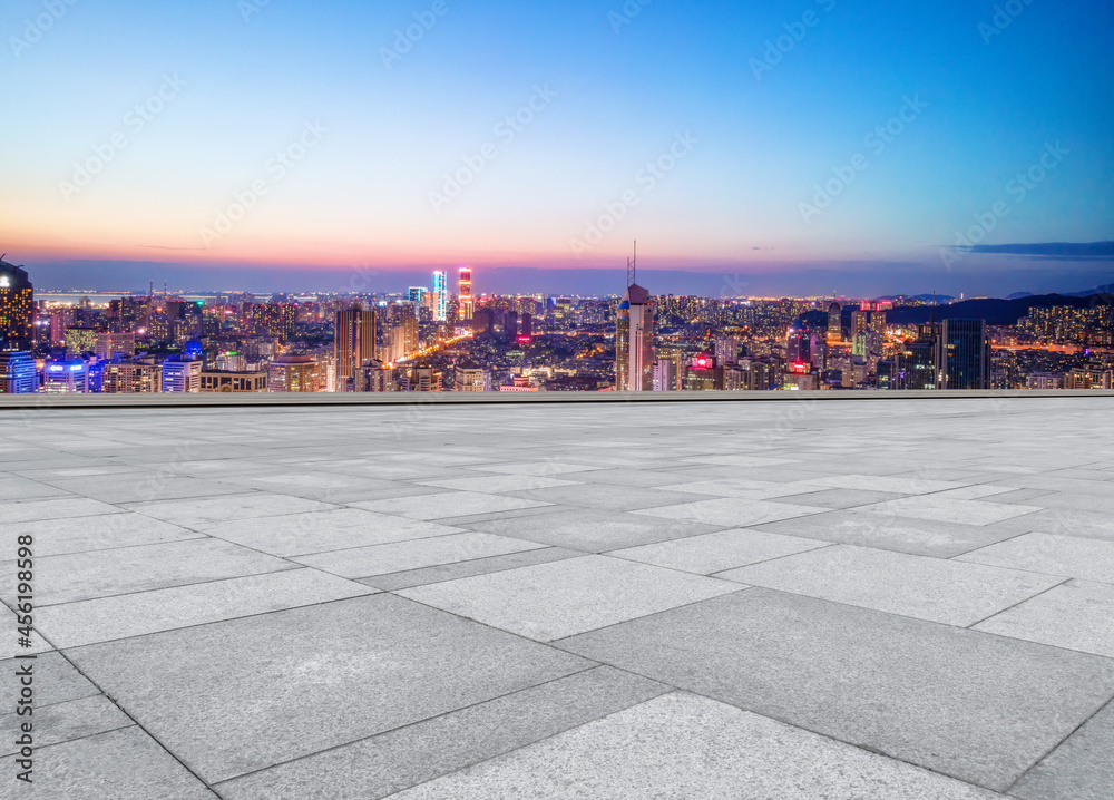 广场地砖与城市建筑背景