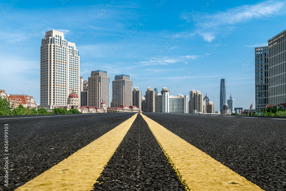 道路和城市建筑背景