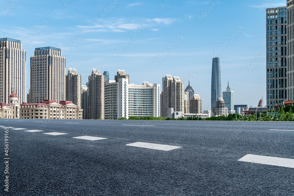 道路和城市建筑背景