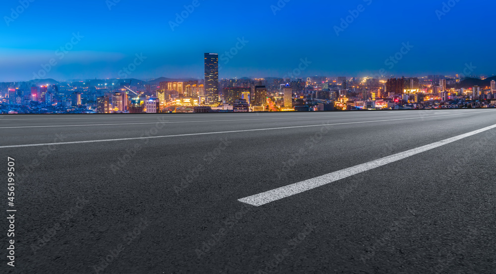 道路和城市建筑背景