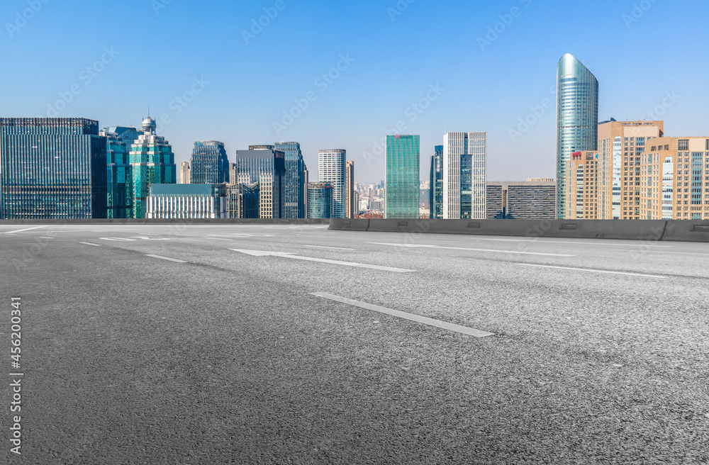 道路和城市建筑背景