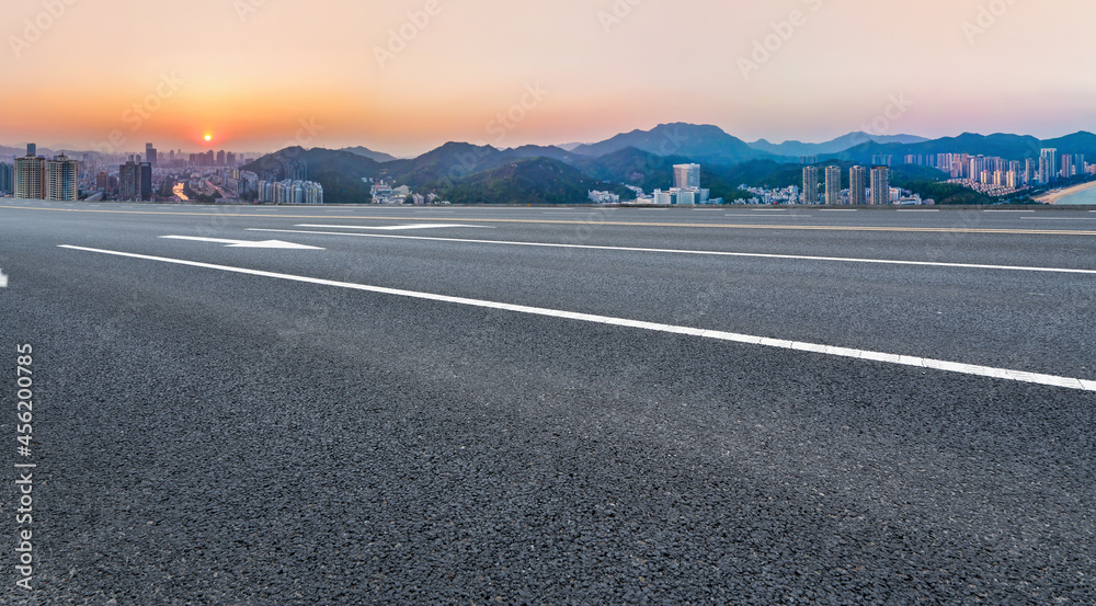 道路和城市建筑背景