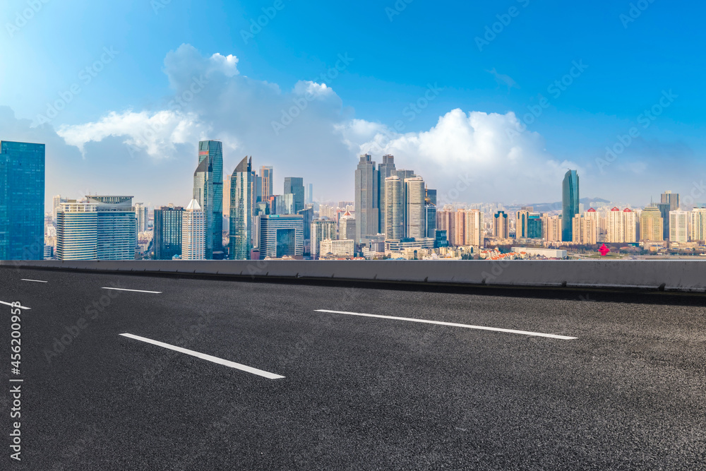 道路和城市建筑背景